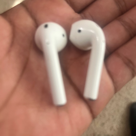Apple White Wireless Earbud Headphones with Ergonomic Design